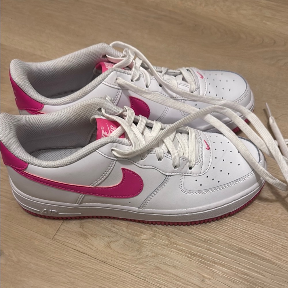 Like new Nike Air Force 1. Dose 7.5 hot pink and white